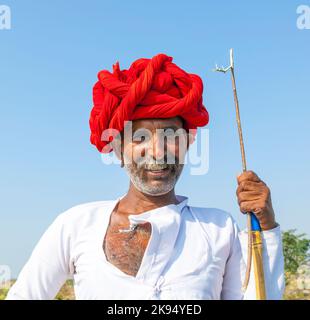 PUSHKAR, INDIEN - 22. OKTOBER: Ein Stammesmann aus Rajasthani trägt traditionellen bunten Turban und liebt es, auf der jährlichen Pushkar Cattle Fair auf Octob zu posieren Stockfoto