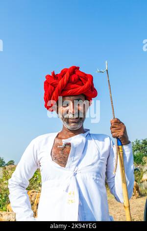 PUSHKAR, INDIEN - 22. OKTOBER: Ein Stammesmann aus Rajasthani trägt traditionellen bunten Turban und liebt es, auf der jährlichen Pushkar Cattle Fair auf Octob zu posieren Stockfoto