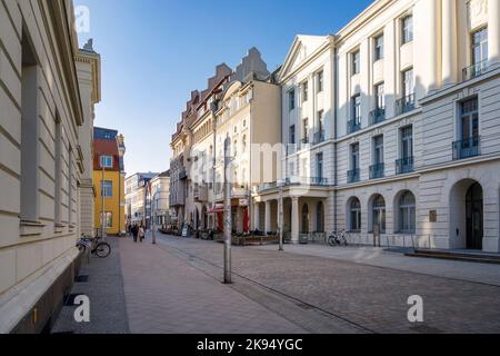 Blick auf die Schloßstraße in der Schweriner Altstadt, mit dem Finanzministerium auf der rechten Seite Stockfoto