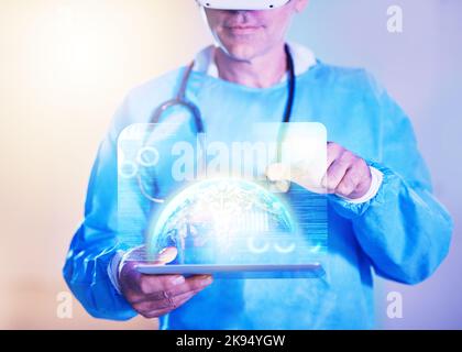 VR, Arzt und Tablet, globale Gesundheitsvision, Technologieforschung und futuristische Innovationen im Metaverse, medizinische Datenwissenschaft und ai-Hologramm Stockfoto