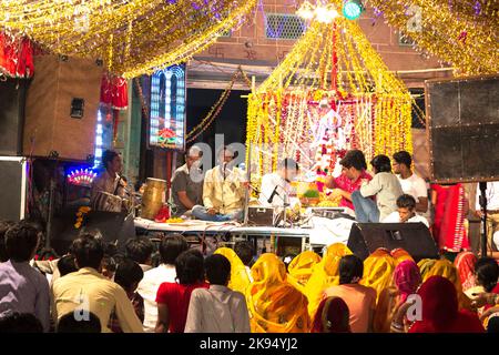 JODHPUR, INDIEN - 23. OKTOBER: Lokales nächtliches Straßenfest kurz vor dem großen Manwar am 23,2012. Oktober in Jodhpur, Indien. Die indische Volksgruppe Stockfoto