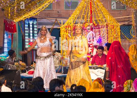 JODHPUR, INDIEN - 23. OKTOBER: Lokales nächtliches Straßenfest kurz vor dem großen Manwar am 23,2012. Oktober in Jodhpur, Indien. Die indische Volksgruppe Stockfoto