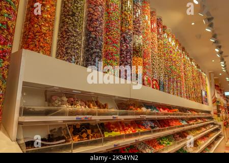 Amsterdam, Niederlande. Oktober 2022. Das farbenfrohe Display einer Kerzenstore. Hochwertige Fotos Stockfoto