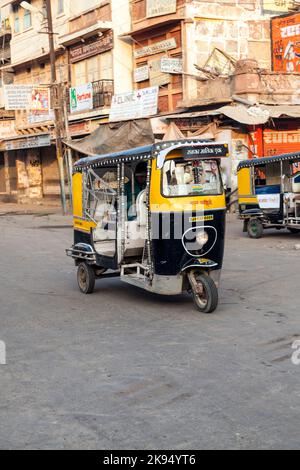 JODHPUR, INDIEN - Okt 23: Auto-Rikscha-Taxifahrer am 23,2012. Oktober in Jodhpur, Indien. Diese legendären Taxis wurden kürzlich mit CNG-Antrieb ausgestattet Stockfoto