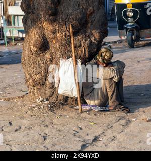 JODHPUR, INDIEN - OCT 23: Indischer Straßenbettler auf der Suche nach Almosen auf der Straße am OCT 23, 2012 in Jodhpur, Indien. Mehr als 37 % der Menschen in Indien leben Stockfoto