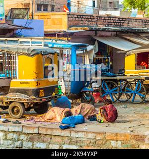 JODHPUR, INDIEN - Okt 23:- Armut in Indien schlafen die Menschen am 22. Oktober 2012 in Jodhpur, Indien, auf der Straße. Mehr als 90 Millionen Menschen in Indien mak Stockfoto