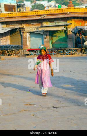 JODHPUR, INDIEN - Okt 23:- Ältere Frau auf dem Markt am frühen Morgen des 23. Okt. 2012 in Jodhpur, Indien. Ältere Menschen in Indien sind gezwungen, Geld zu verdienen Stockfoto