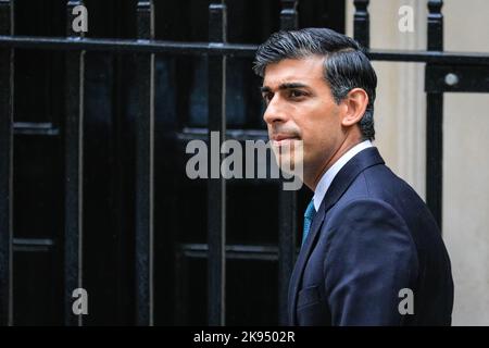 London, Großbritannien. 26. Oktober 2022. Der britische Premierminister Rishi Sunak verlässt heute die Downing Street, um an seinen ersten Fragen des Premierministers (PMQs) im Parlament teilzunehmen. Kredit: Imageplotter/Alamy Live Nachrichten Stockfoto