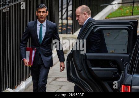 Downing Street, London, Großbritannien. 26.. Oktober 2022. Der neue britische Premierminister Rishi Sunak verlässt die Downing Street Nummer 10, um an seiner ersten wöchentlichen Fragestunde des Premierministers (PMQ) im Unterhaus seit seinem Amtsantritt am Montag teilzunehmen. Foto von Amanda Rose/Alamy Live News Stockfoto