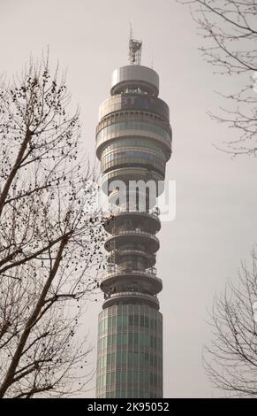 Blick auf den British Telecom Tower von der Tottenham Street, Bloomsbury, London, Großbritannien Stockfoto