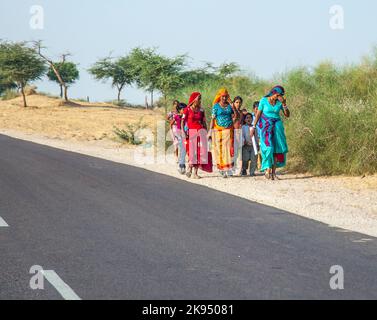 RAJASTHAN, INDIEN - 23. OKTOBER: Unbekannte Mädchen gehen am 23. Oktober 2012 zur Pushkar-Messe in Rajasthan, Indien. Pilger und Kamelhändler strömen Stockfoto