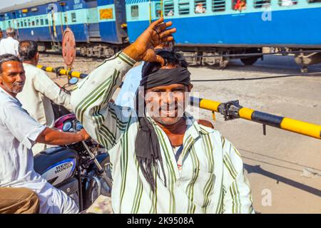 JAIPUR, INDIEN - 23. OKTOBER: Indian Railway Zug passiert einen Bahnübergang am 23. Oktober 2012 in Jaipur, Indien. Indian Railways ist eine der weltweit Stockfoto
