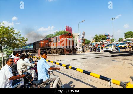 JAIPUR, INDIEN - 23. OKTOBER: Indian Railway Zug passiert einen Bahnübergang am 23. Oktober 2012 in Jaipur, Indien. Indian Railways ist eine der weltweit Stockfoto