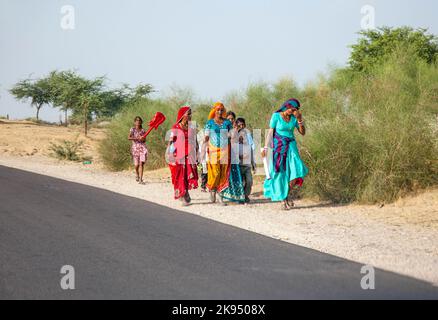 RAJASTHAN, INDIEN - 23. OKTOBER: Unbekannte Mädchen gehen am 23. Oktober 2012 zur Pushkar-Messe in Rajasthan, Indien. Pilger und Kamelhändler strömen Stockfoto