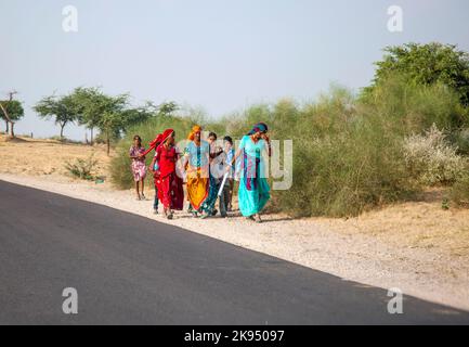 RAJASTHAN, INDIEN - 23. OKTOBER: Unbekannte Mädchen gehen am 23. Oktober 2012 zur Pushkar-Messe in Rajasthan, Indien. Pilger und Kamelhändler strömen Stockfoto
