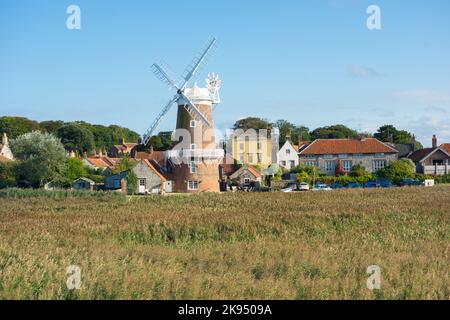 Die Windmühle im Küstendorf Cley am Meer in Norfolk Stockfoto