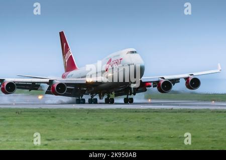 Die lang erwartete Ankunft der Virgin Orbit, Cosmic Girl, einer 747-400, die zu einer Raketenstartplattform am Spaceport Cornwall in Newquay, England, umgebaut wurde Stockfoto