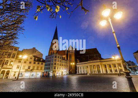 Am Markt in Schwerin mit dem Säulengebäude oder Krambudengebäude und dem Schweriner Dom Stockfoto