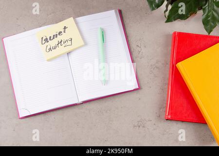 Arbeitsplatz Schreibtisch mit Papier Business Notebook-Planer mit Haftnotiz und Text ruhig Aufhören. Work-to-Rule, bei dem Mitarbeiter arbeiten Stockfoto
