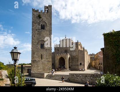 Italien, Sizilien, Erice. La Torre di re Federico und Chiesa Madre. Eine der vielen Kirchen in dieser Hügelstadt auf 800 Metern. Stockfoto