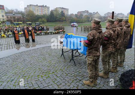 Lviv, Ukraine. 25. Oktober 2022. Trauerfeier des Oberstleutnants Dmytro Kutschynskyi, der während der russischen Invasion in die Ukraine von russischen Terroristentruppen getötet wurde. Russland marschierte am 24. Februar 2022 in die Ukraine ein und löste damit den größten militärischen Angriff in Europa seit dem Zweiten Weltkrieg aus (Bild: © Mykola Tys/SOPA Images via ZUMA Press Wire) Stockfoto