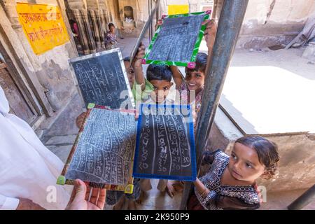 Mandawa, Indien - 25. Oktober 2012: Kinder studieren in der Dorfschule in Mandawa, Indien. Die Zahl der Schüler, die die Schule besuchen, steigt von rund 1 Stockfoto