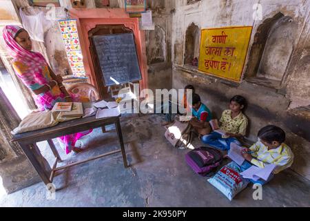 Mandawa, Indien - 25. Oktober 2012: Kinder studieren in der Dorfschule in Mandawa, Indien. Die Zahl der Schüler, die die Schule besuchen, steigt von rund 1 Stockfoto