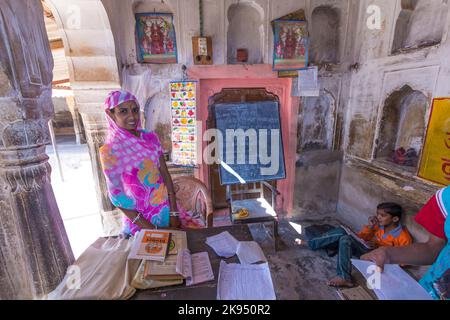 Mandawa, Indien - 25. Oktober 2012: Kinder studieren in der Dorfschule in Mandawa, Indien. Die Zahl der Schüler, die die Schule besuchen, steigt von rund 1 Stockfoto