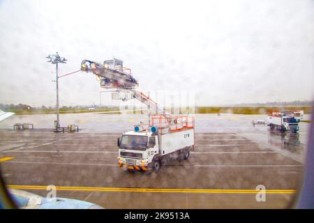 MÜNCHEN, DEUTSCHLAND - OKTOBER 17: Enteisung eines Flugzeugs vor dem Start am 27,2012. Oktober in München, Deutschland. Die Enteisung wurde vom großen europäischen Flughafen angewendet Stockfoto