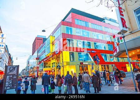 Wiesbaden, Deutschland - 12. Januar 2013: In der Hauptfußgängerzone in Wiesbaden einkaufen Menschen. Diese Einkaufszone ist eine Fußgängerzone mit einem Stockfoto