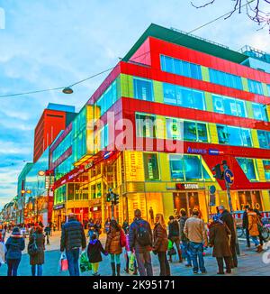 Wiesbaden, Deutschland - 12. Januar 2013: In der Hauptfußgängerzone in Wiesbaden einkaufen Menschen. Diese Einkaufszone ist eine Fußgängerzone mit einem Stockfoto