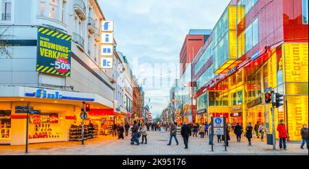 WIESBADEN, DEUTSCHLAND JAN 12: Am 12,2013. JANUAR in Wiesbaden in der Hauptfußgängerzone einkaufen. Diese Einkaufszone ist eine Fußgängerzone mit Stockfoto