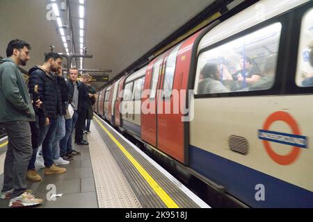 London, Großbritannien, 21. Oktober 2022: Passagiere der Northern Line an der U-Bahnstation Clapham Common. Trotz der Besorgnis über eine „twindemische“ Erkrankung und Grippe in diesem Winter tragen nur sehr wenige Menschen Gesichtsmasken in öffentlichen Verkehrsmitteln. Anna Watson/Alamy Live News Stockfoto