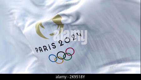 Paris, FR, Oktober 2022: Nahaufnahme der Flagge der Olympischen Sommerspiele 2024 in Paris, die im Wind winkt. Die XXXIII. Olympischen Spiele werden in Paris, Fran, stattfinden Stockfoto