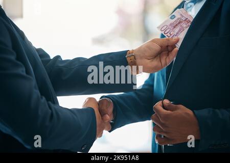 Handshake, Geld und Bestechung Geschäft zwischen Geschäftsleuten in Partnerschaft in einem Firmenbüro. Korruption, Geldwäsche und illegale Mitarbeiter Stockfoto