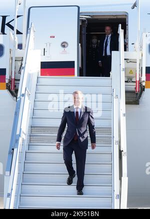 Paris, Frankreich. 26. Oktober 2022. Bundeskanzler Olaf Scholz (SPD) kommt am Flughafen Orly zu einem Besuch bei Frankreichs Präsident Macron an. Quelle: Soeren Stache/dpa/Alamy Live News Stockfoto
