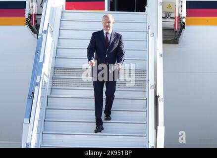 Paris, Frankreich. 26. Oktober 2022. Bundeskanzler Olaf Scholz (SPD) kommt am Flughafen Orly zu einem Besuch bei Frankreichs Präsident Macron an. Quelle: Soeren Stache/dpa/Alamy Live News Stockfoto