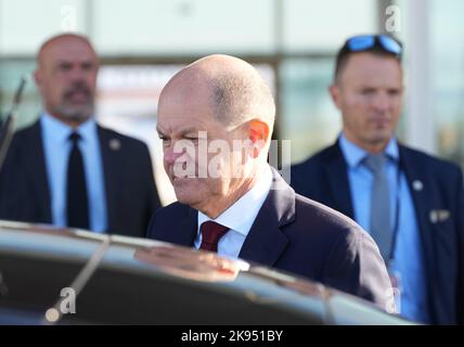 Paris, Frankreich. 26. Oktober 2022. Bundeskanzler Olaf Scholz (M, SPD) kommt am Flughafen Orly zu einem Besuch bei Frankreichs Präsident Macron an. Quelle: Soeren Stache/dpa/Alamy Live News Stockfoto