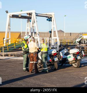 CORRALEJO, SPANIEN - 28. MÄRZ: spanische Polizisten mit Motorrädern sehen die Ankunft der Fähre am 28. März 2013 in Corralejo, Spanien. Spanische Polik Stockfoto