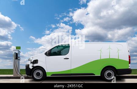 Elektrischer Lieferwagen mit Ladestation für Elektrofahrzeuge. Stockfoto