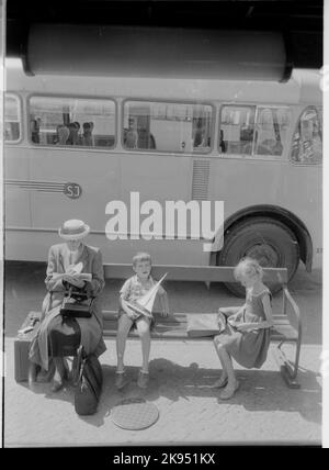 Fahren Sie an der Bushaltestelle. Staatsbahnen, SJ-Bus. Stockfoto