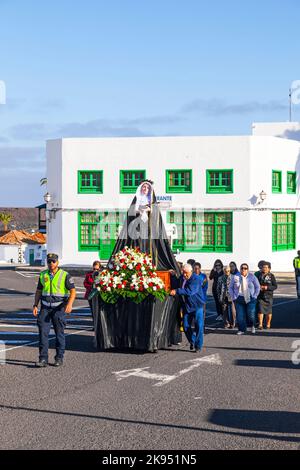 Yaiza, Spanien - 30. März 2013: osterprozession mit der heiligen Maria in Yaiza, Spanien. Das Herzstück jeder Prozession ist die Jungfrau Maria, exquisit d Stockfoto