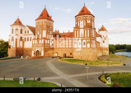 Blick auf die mittelalterliche Burg mir bei sonnigem Sommerwetter Stockfoto