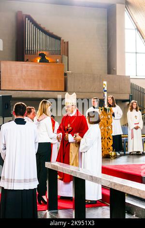 KOENIGSTEIN, DEUTSCHLAND - 4. MAI: bischof Franz Peter Tebartz van Elst bei der Einweihungsfeier der jungen Konfirmanten am 4. Mai 2013 in Koenigstein, Stockfoto