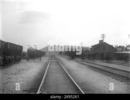 Straßenquerung am Bahnhof der Bau von elektrischem Strom auf der Erzspur. Seit Beginn der Arbeiten im Jahr 1917 wurden diese durchgeführt, damit am 12. März 1920 Strom zwischen Kiruna und Gällivare eingefahren werden konnte. Im Jahr 1921 war der Elektroantrieb am 8. Februar für Rip bereit, nach Kilvo am August und Nacht im Oktober. Zu Boden kam am 20. März 1922, um am 21. Juni endlich den Endpunkt von Svartön außerhalb von Luleå zu erreichen. Stockfoto