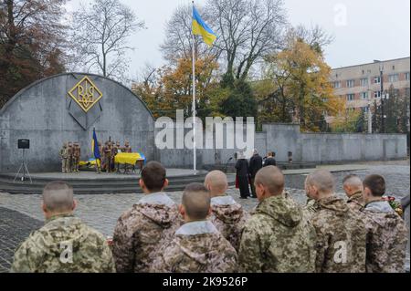 Lviv, Ukraine. 25. Oktober 2022. Trauerfeier des Oberstleutnants Dmytro Kutschynskyi, der während der russischen Invasion in die Ukraine von russischen Terroristentruppen getötet wurde. Russland marschierte am 24. Februar 2022 in die Ukraine ein und löste damit den größten militärischen Angriff in Europa seit dem Zweiten Weltkrieg aus (Bild: © Mykola Tys/SOPA Images via ZUMA Press Wire) Stockfoto