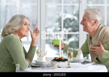 Schönes älteres Paar, das gemeinsam das neue Jahr feiert Stockfoto