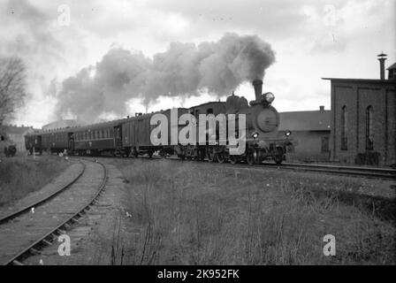 Halmstad - Nässjö Railway, HNJ B5B 32, 1952 aufgehoben, 1953 verschrottet.Tåg auf dem Weg nach Halmstad. Der Weg nach links führt zum Tabakkonzern. Rechts ist die lokomotive hnj zu sehen Stockfoto