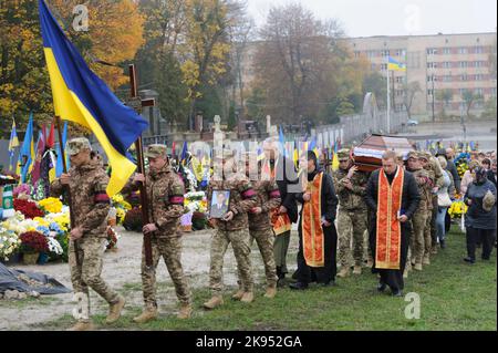 Lviv, Ukraine. 25. Oktober 2022. Trauerfeier des Oberstleutnants Dmytro Kutschynskyi, der während der russischen Invasion in die Ukraine von russischen Terroristentruppen getötet wurde. Russland marschierte am 24. Februar 2022 in die Ukraine ein und löste damit den größten militärischen Angriff in Europa seit dem Zweiten Weltkrieg aus (Bild: © Mykola Tys/SOPA Images via ZUMA Press Wire) Stockfoto