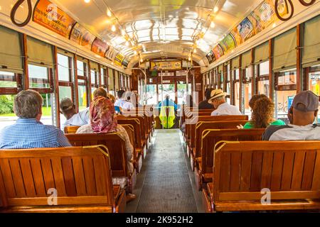 NEW ORLEANS - JULI 17: Am 17. Juli 2013 reisen die Menschen mit der berühmten alten St. Charles-Linie in New Orleans, USA. Es ist die älteste kontinuierliche Stockfoto